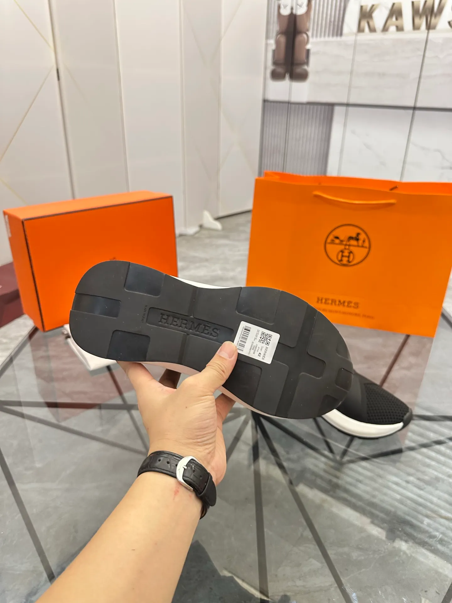 Men's shoes: 💰P620¥ High-end top quality Product trademark: Hermes *"Hermès*" low-top casual shoes Regular size: 38-45 (can be customized to 46) Product materials: Upper imported from the counter original fly weave, breathable lining, cowhide foot pads, original outsole. No.: 001
